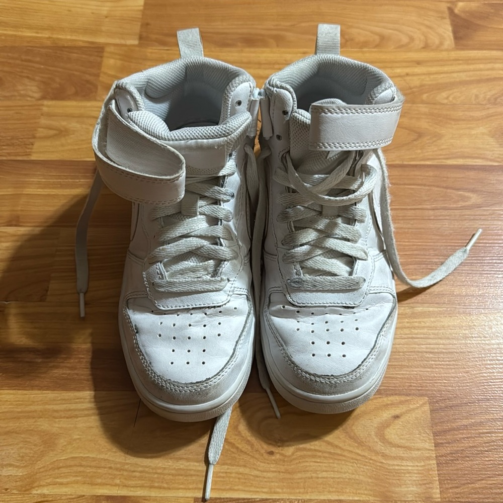 Nike Boys Size 4.Gently used. Hightop sneakers.